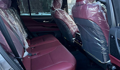 Lexus LX600 IV на красном