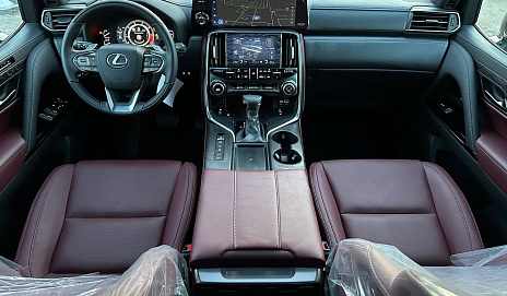 Lexus LX600 IV на красном
